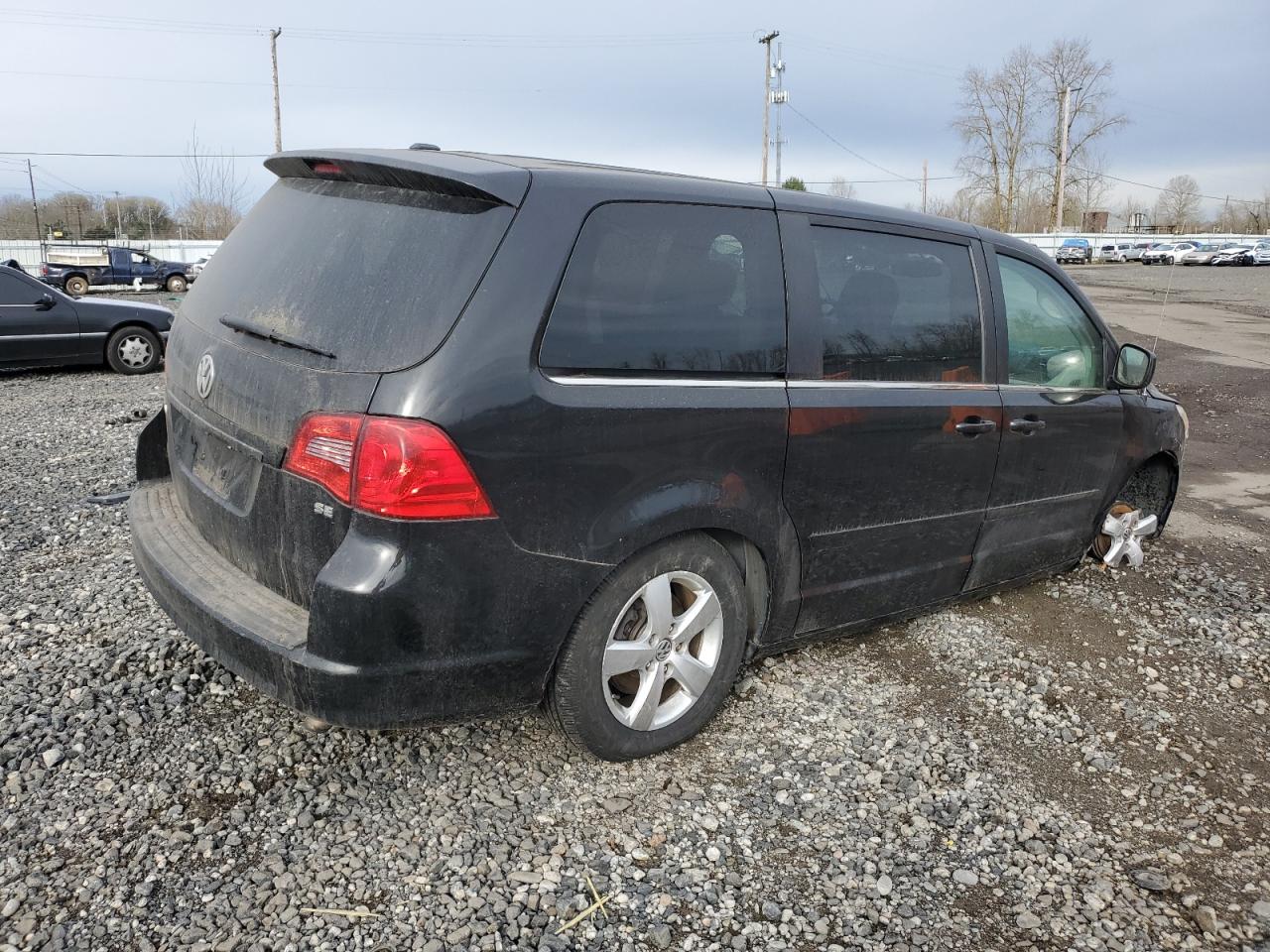 2010 Volkswagen Routan - Image 3