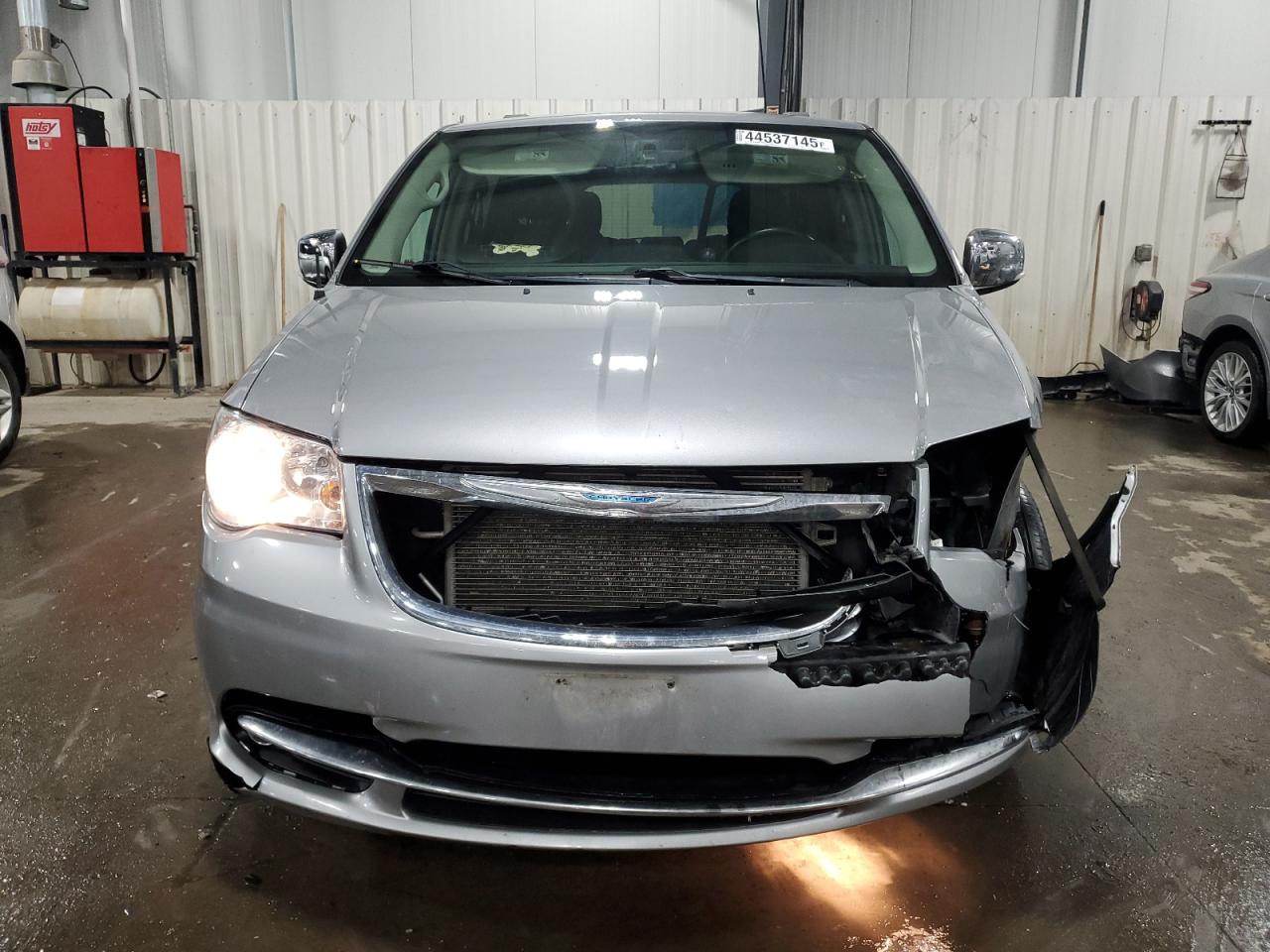 2015 Chrysler Town & Country - Image 5