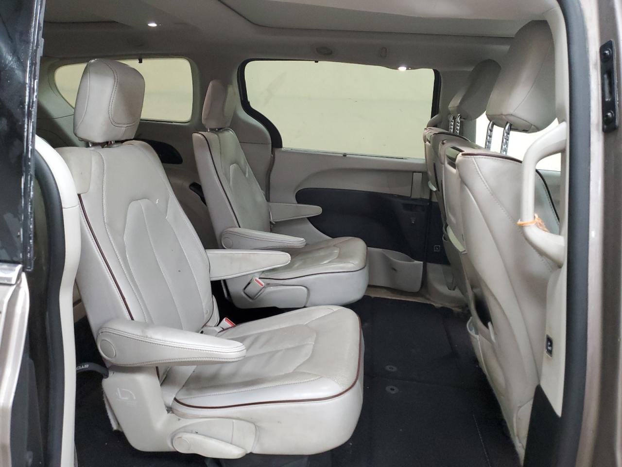 2017 Chrysler Pacifica - Image 11