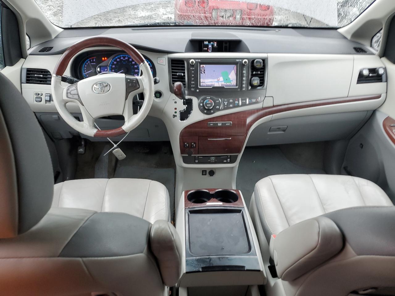 2011 Toyota Sienna - Image 8