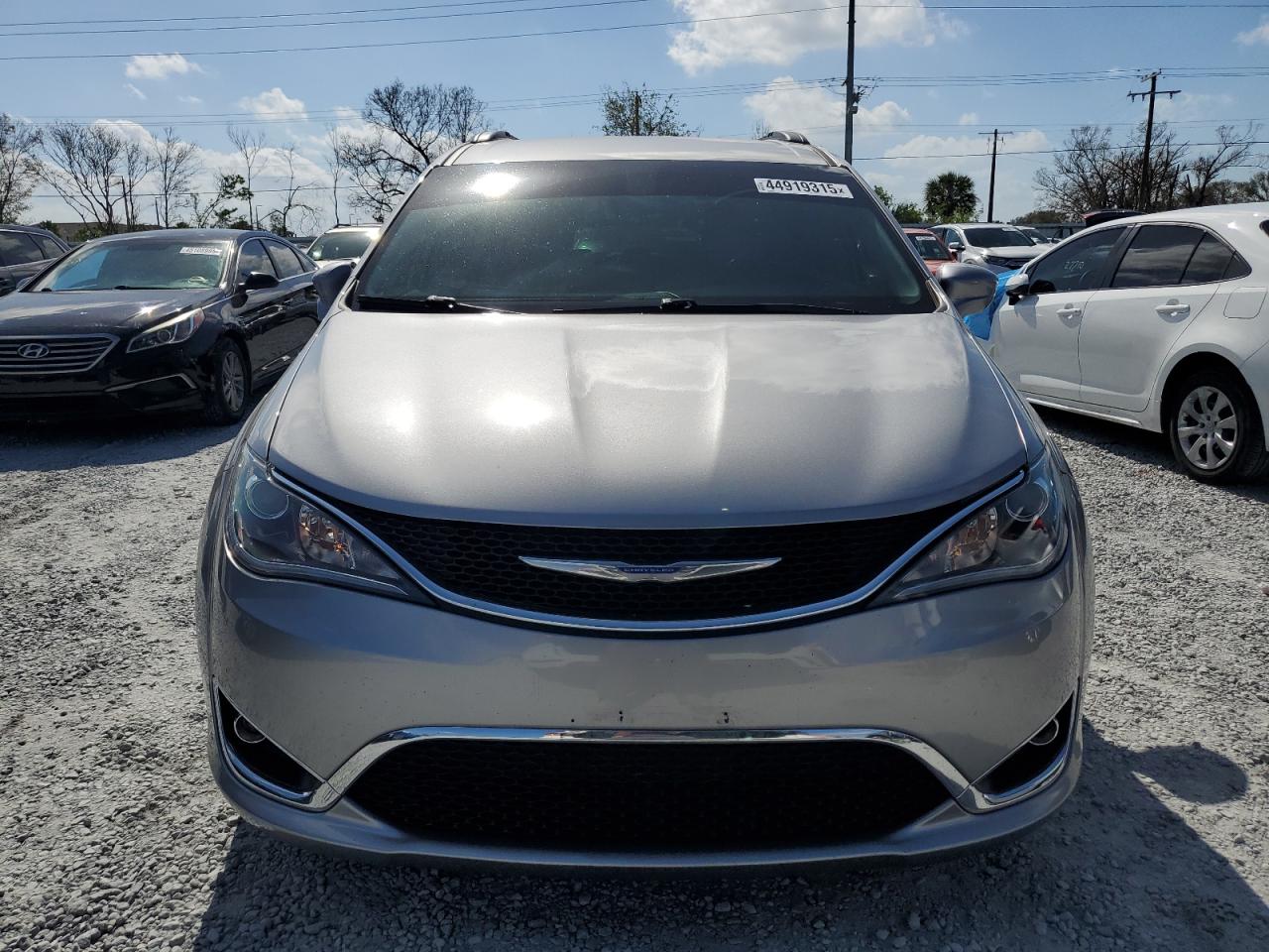 2017 Chrysler Pacifica - Image 5