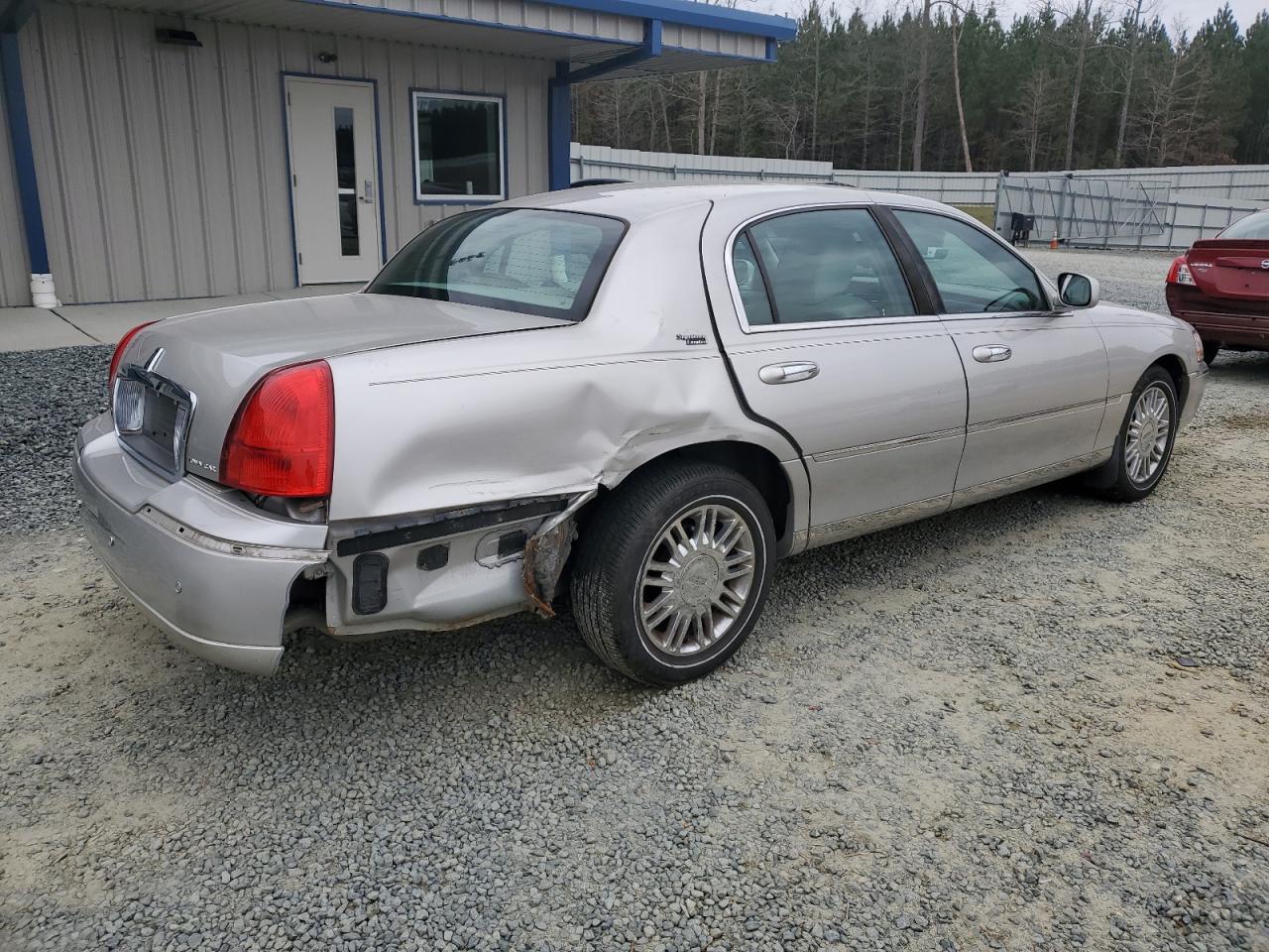 2011 Lincoln Town Car - Image 3