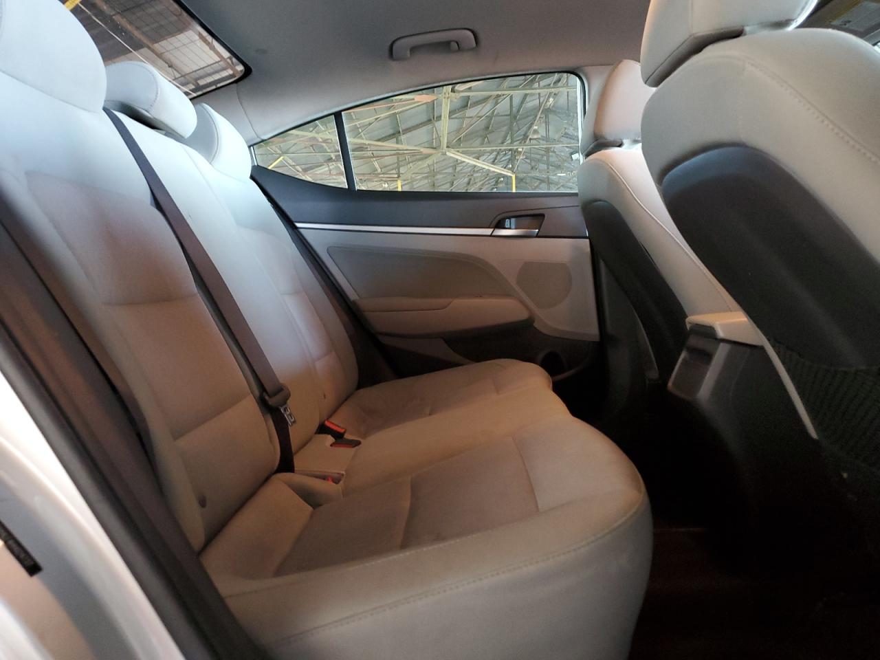 2017 Hyundai Elantra - Image 10