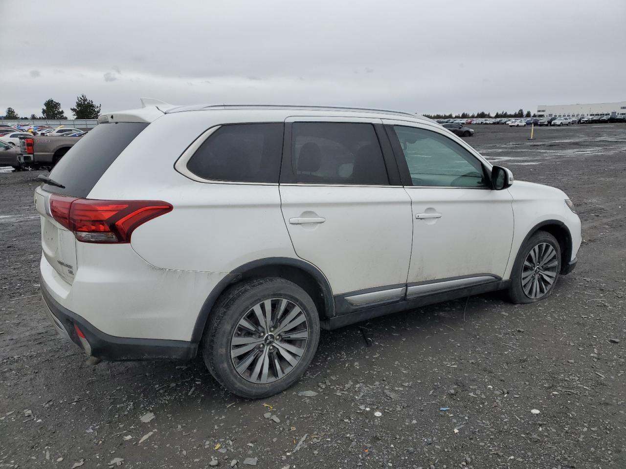 2019 Mitsubishi Outlander - Image 3