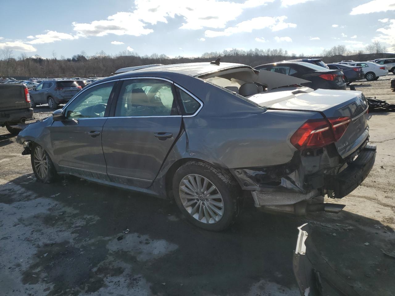 2017 Volkswagen Passat - Image 2