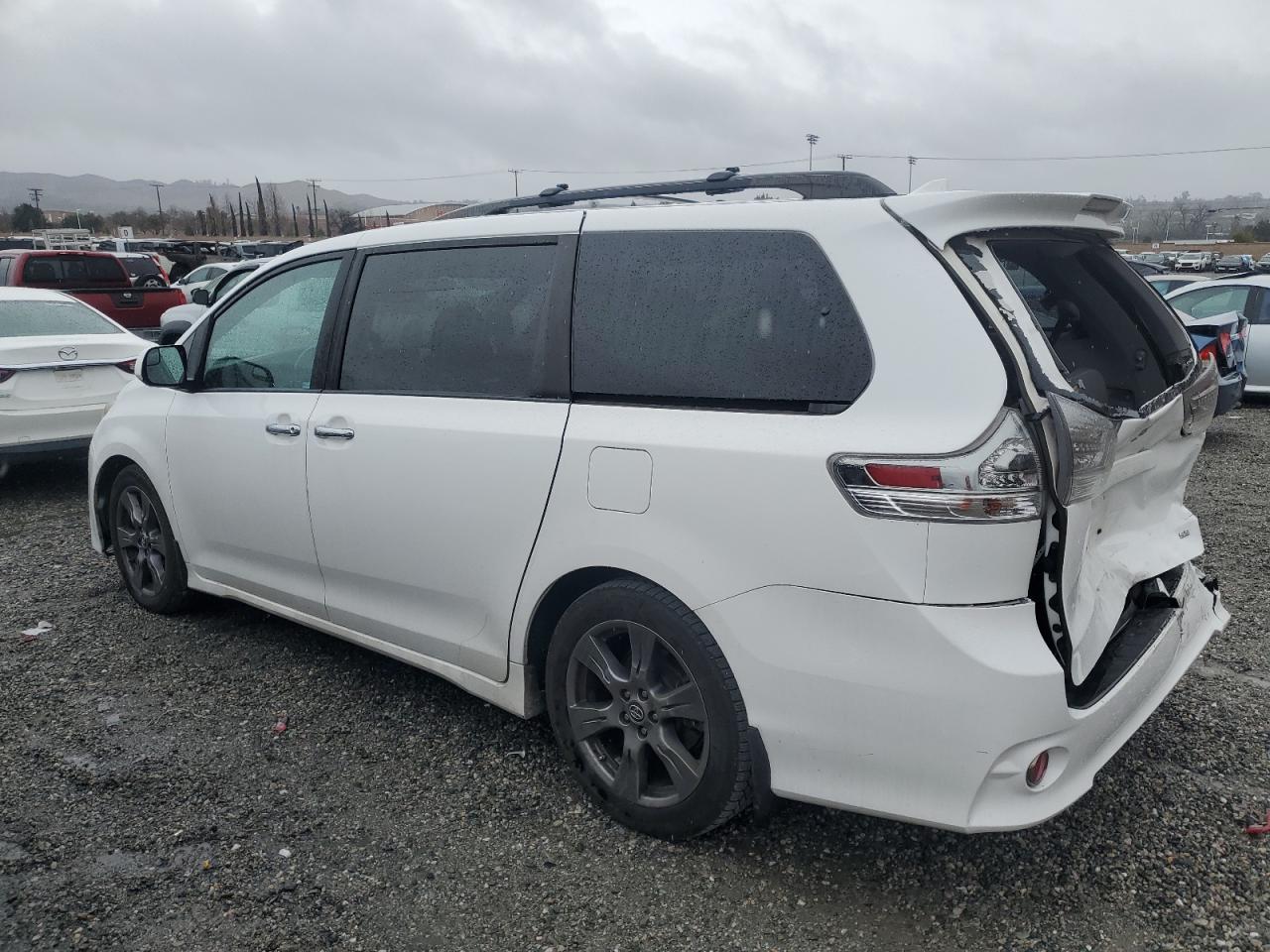 2019 Toyota Sienna - Image 2