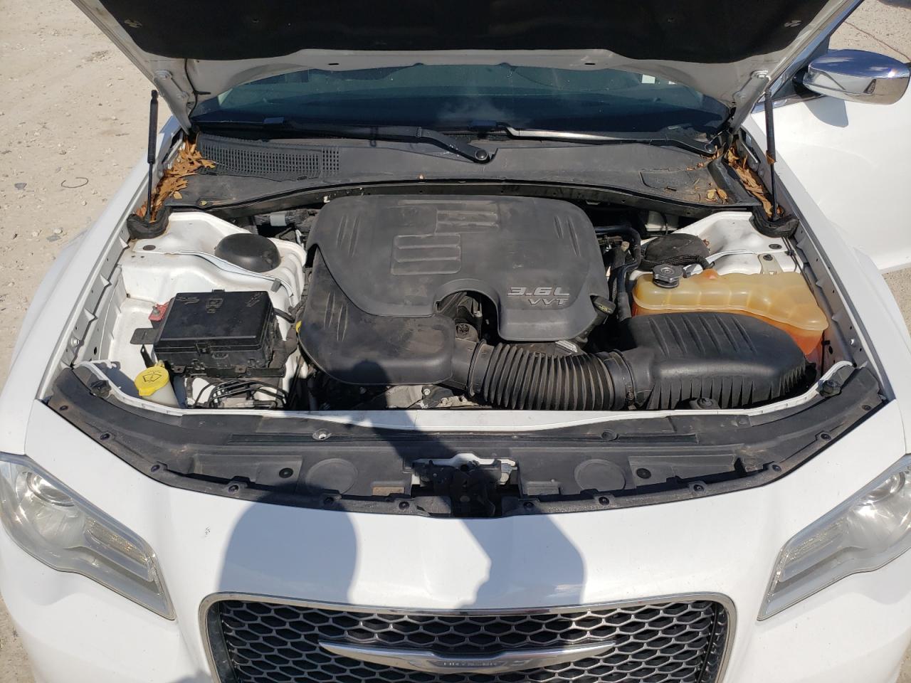 2016 Chrysler 300 - Image 11