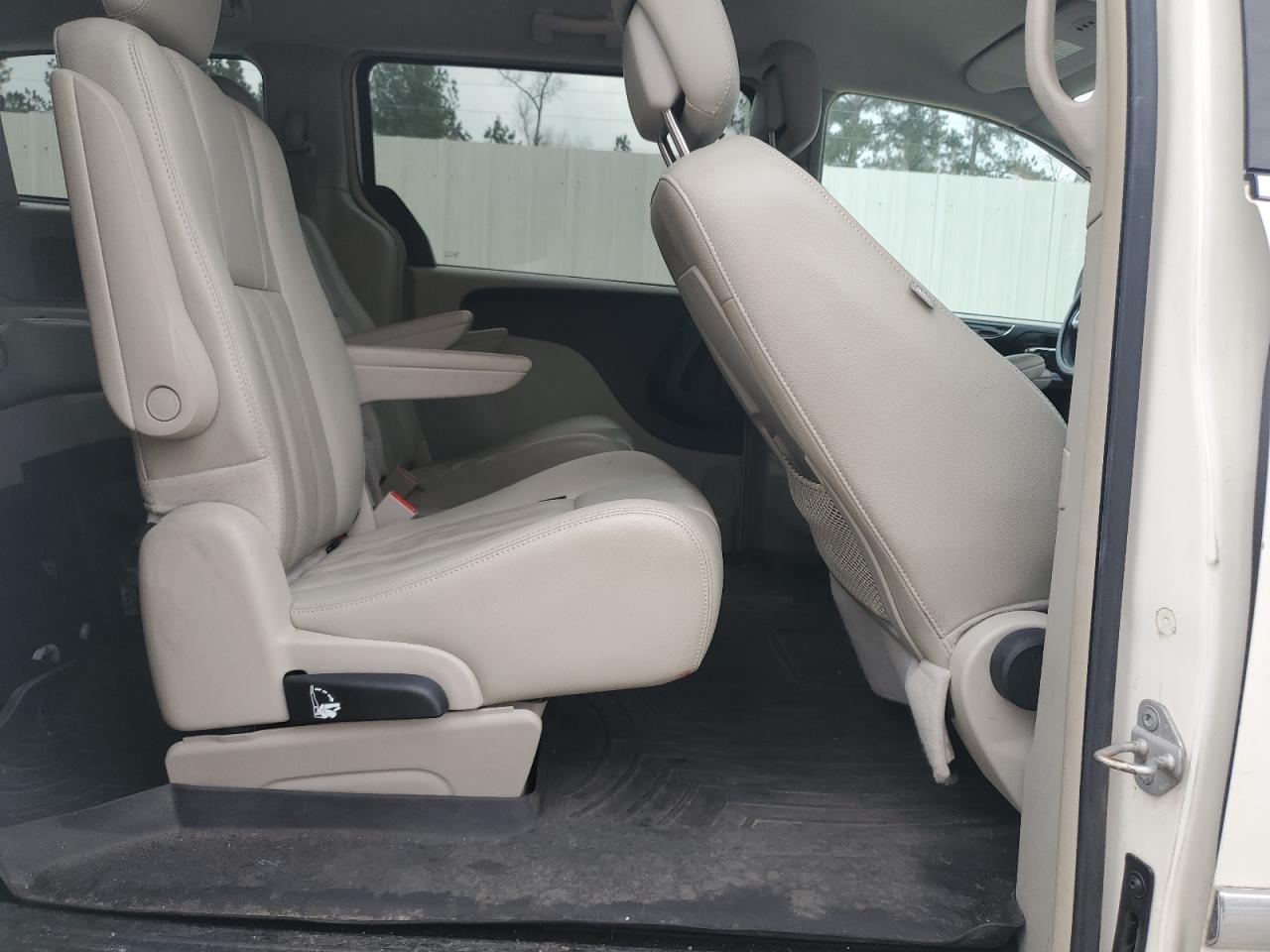 2012 Chrysler Town & Country - Image 11