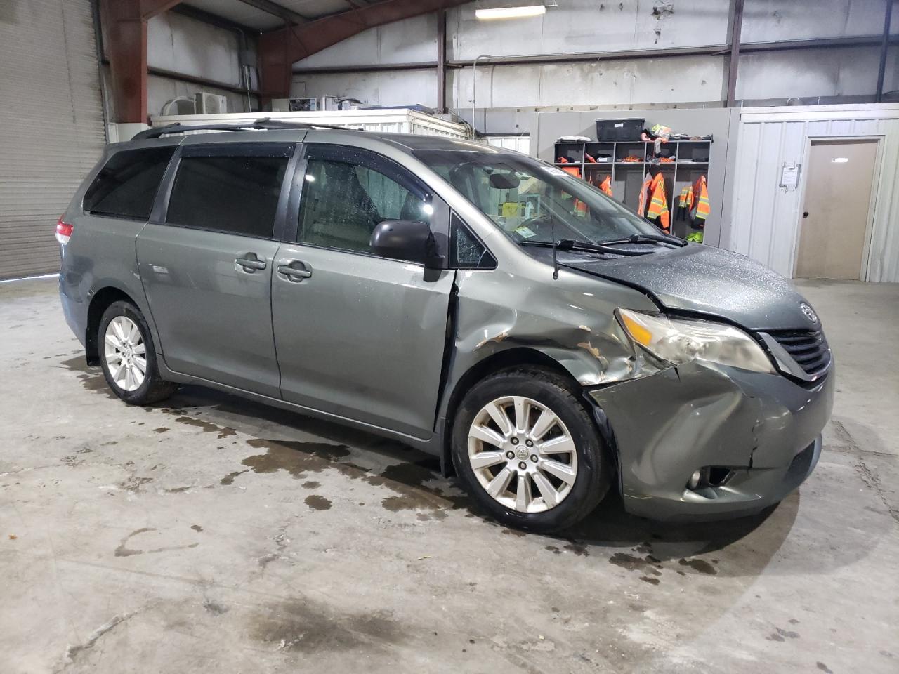2011 Toyota Sienna - Image 4