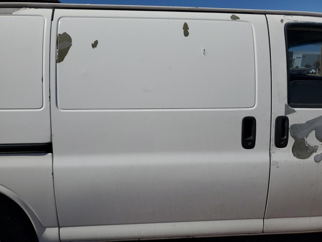 2005 Chevrolet Express - Image 10