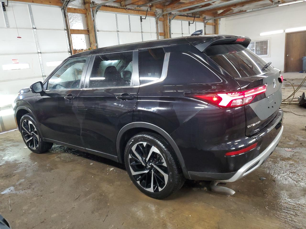 2024 Mitsubishi Outlander - Image 2