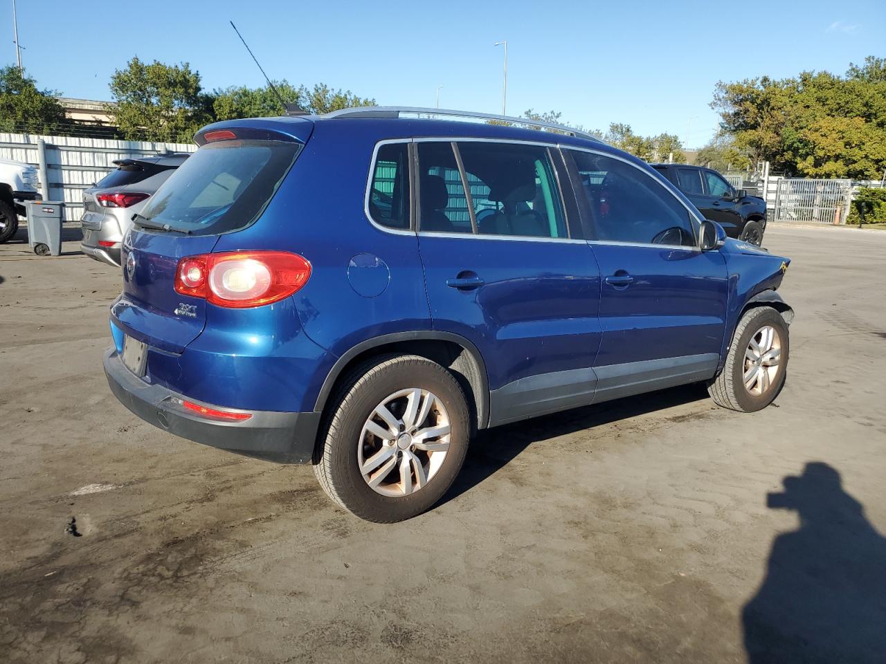 2009 Volkswagen Tiguan - Image 3