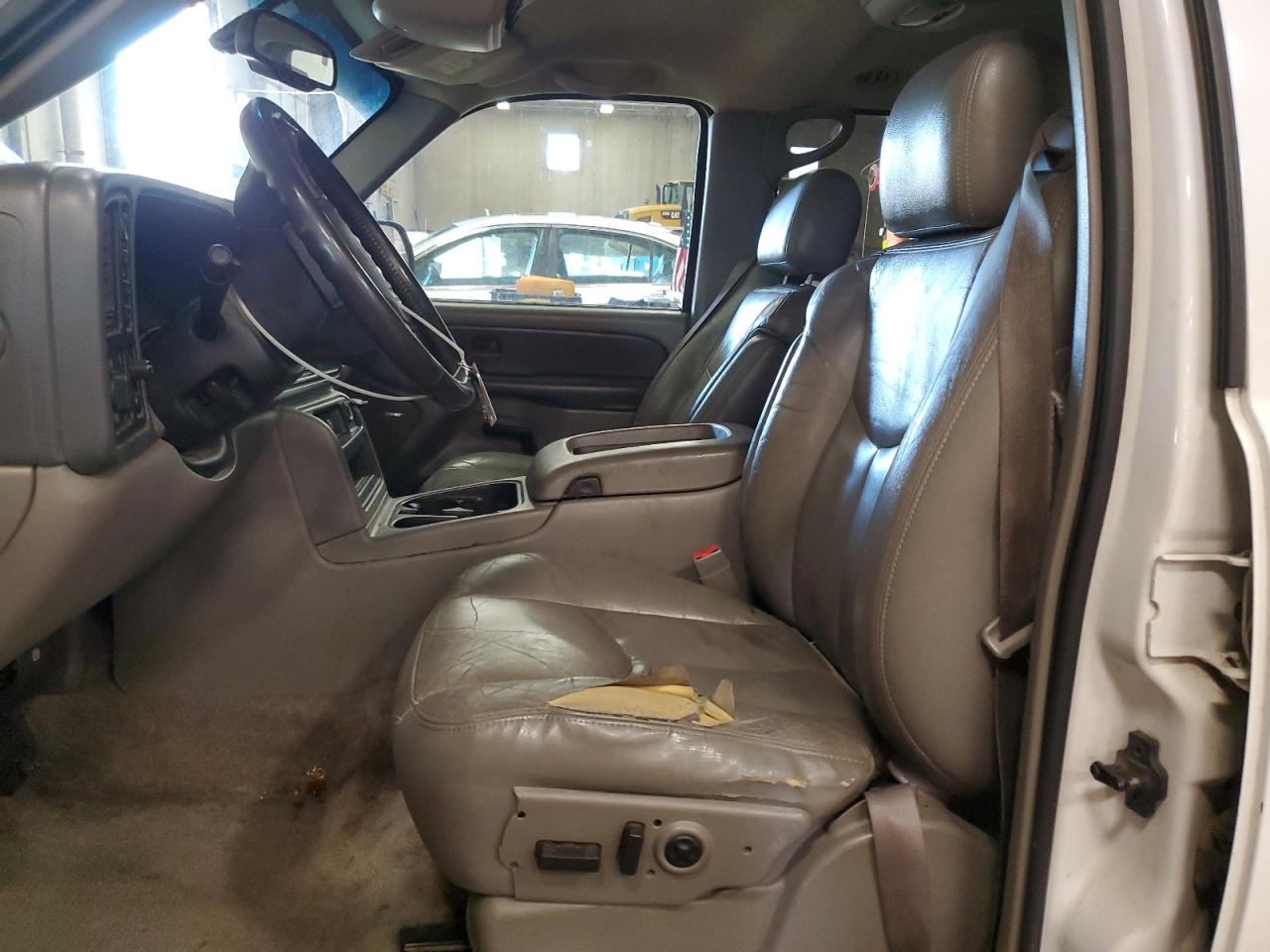 2003 Chevrolet Suburban - Image 7