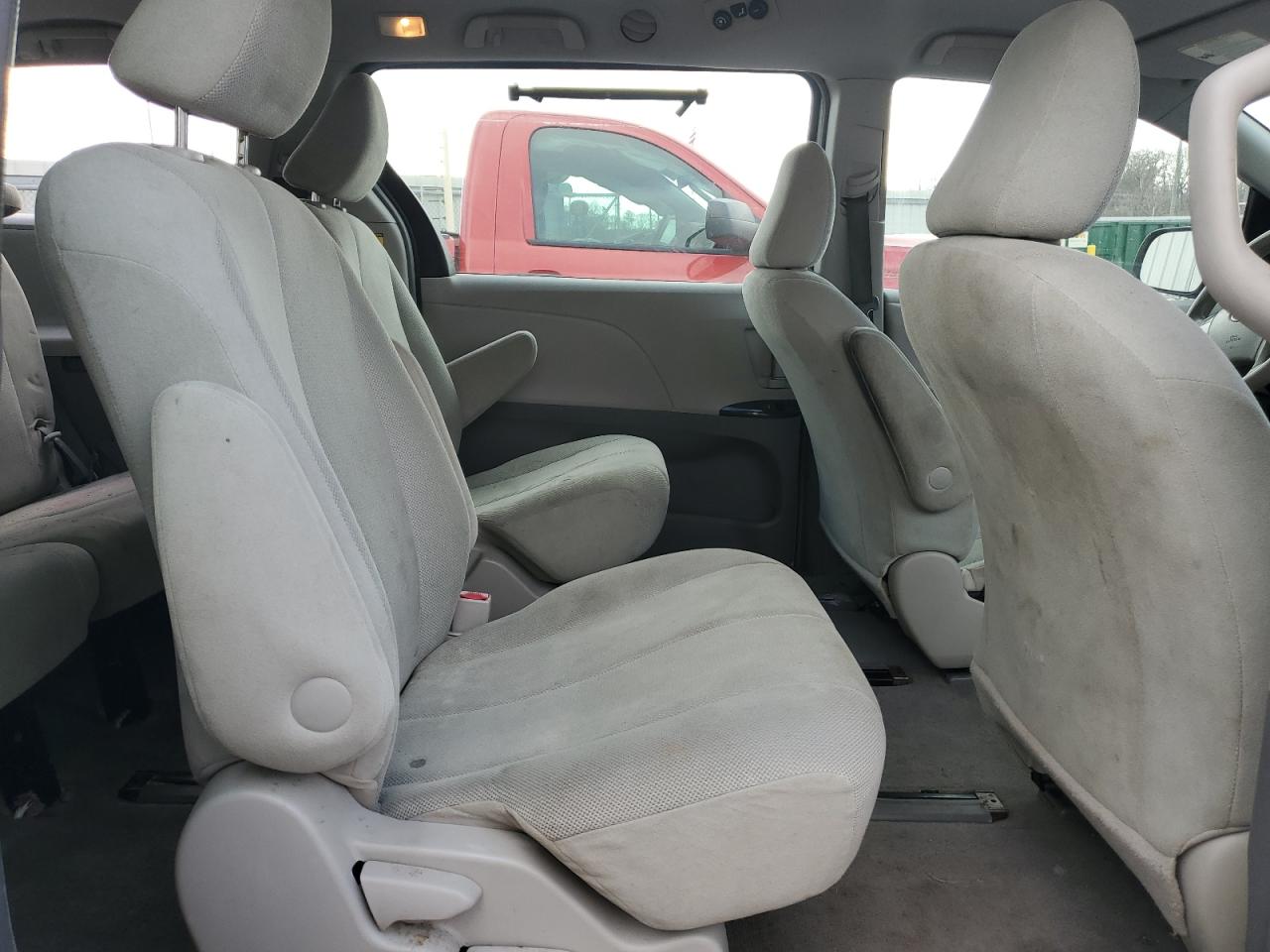 2011 Toyota Sienna - Image 11