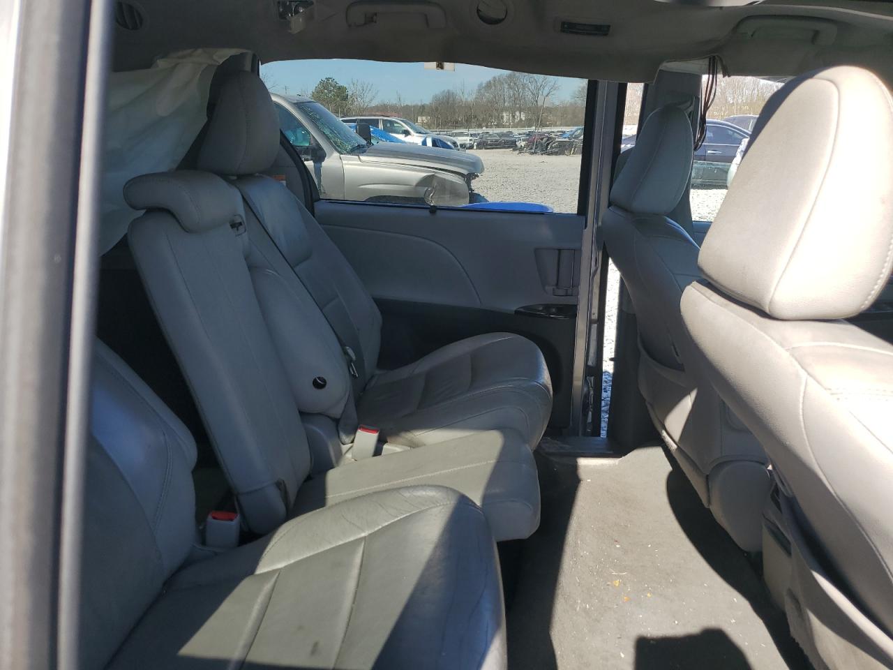 2015 Toyota Sienna - Image 12