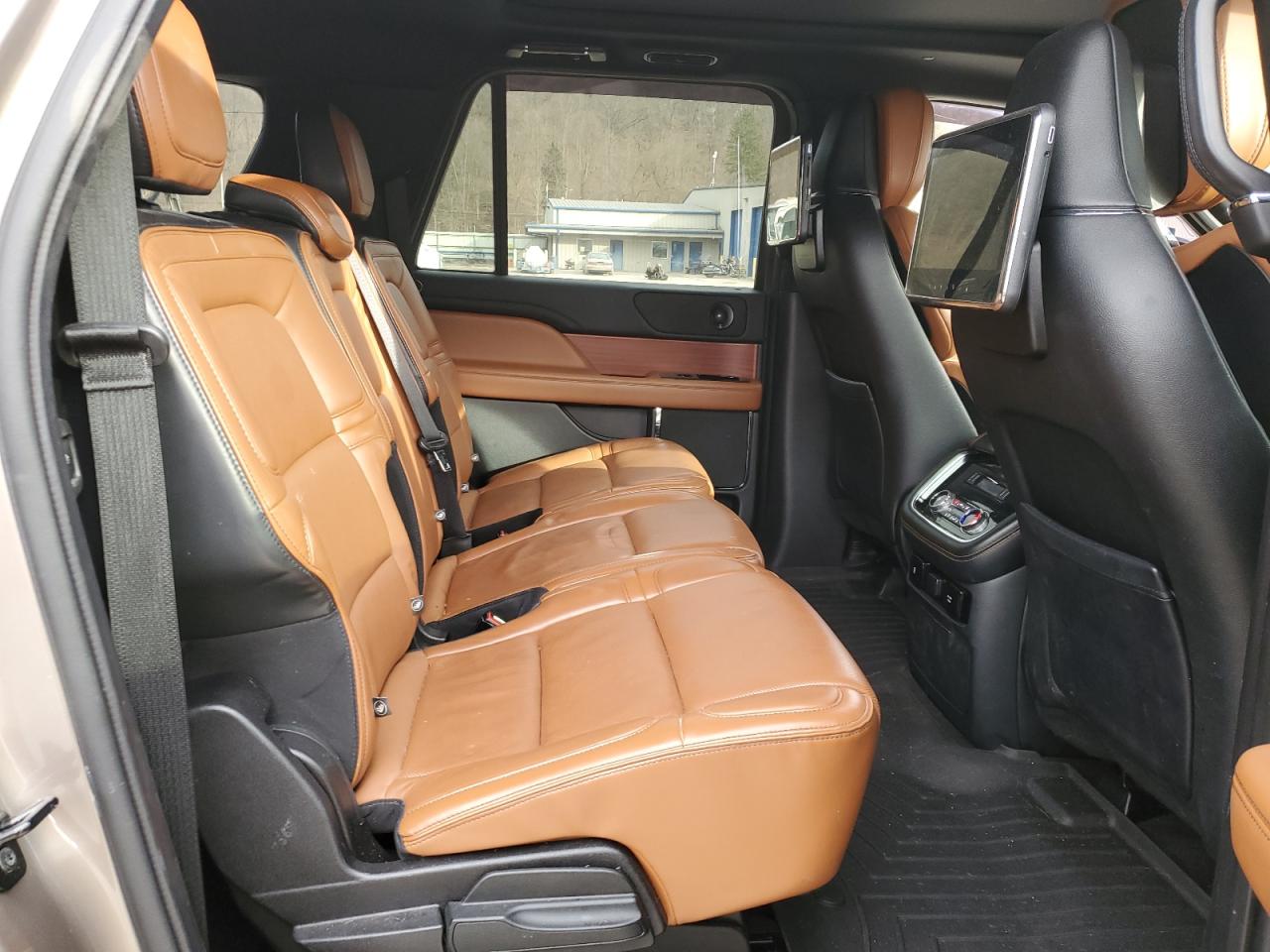 2019 Lincoln Navigator - Image 11