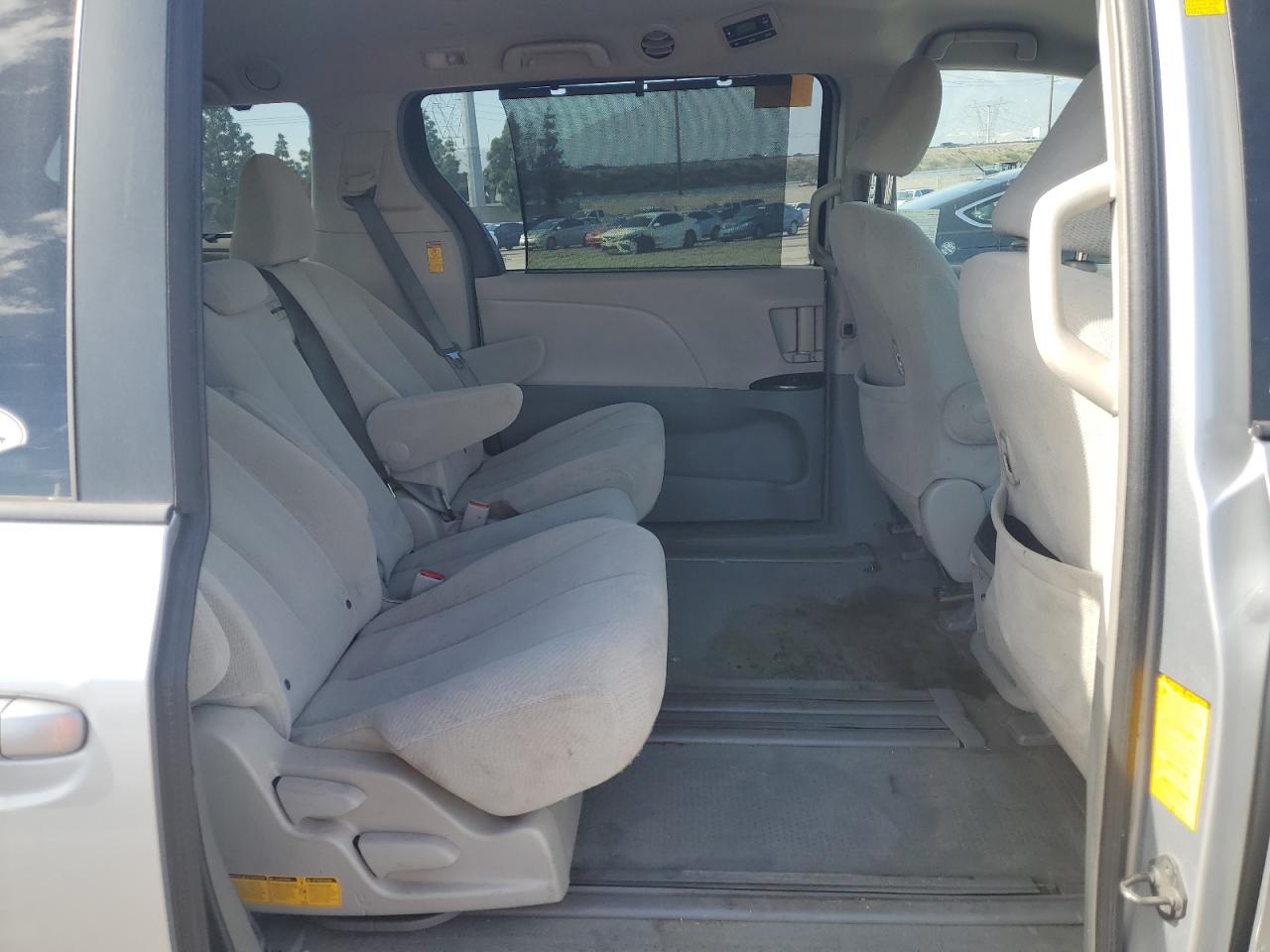 2014 Toyota Sienna - Image 12