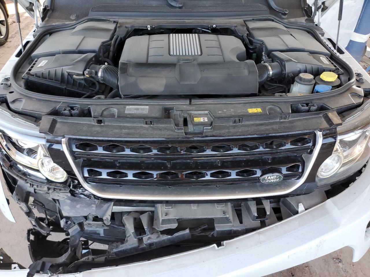 2016 Land Rover LR4 - Image 12