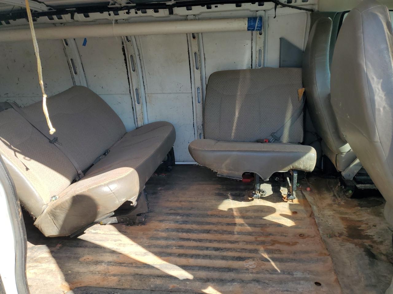 2014 Chevrolet Express - Image 11
