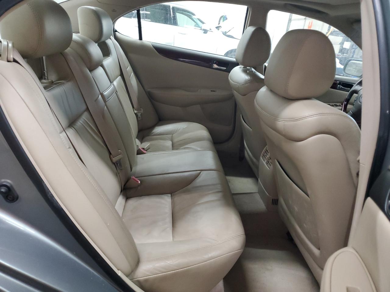 2004 Lexus ES - Image 10