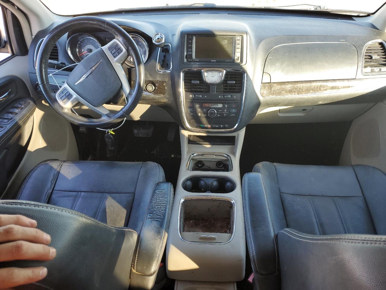 2014 Chrysler Town & Country - Image 8