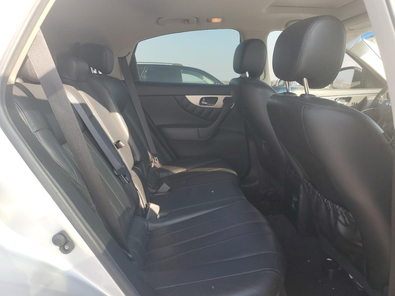 2017 Infiniti QX70 - Image 10