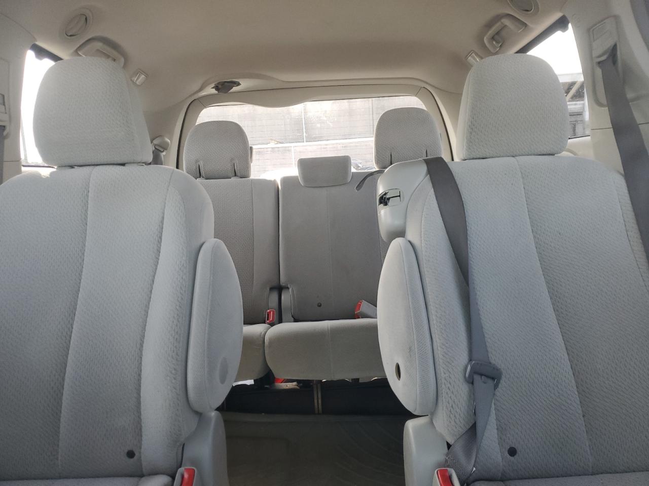 2011 Toyota Sienna - Image 10