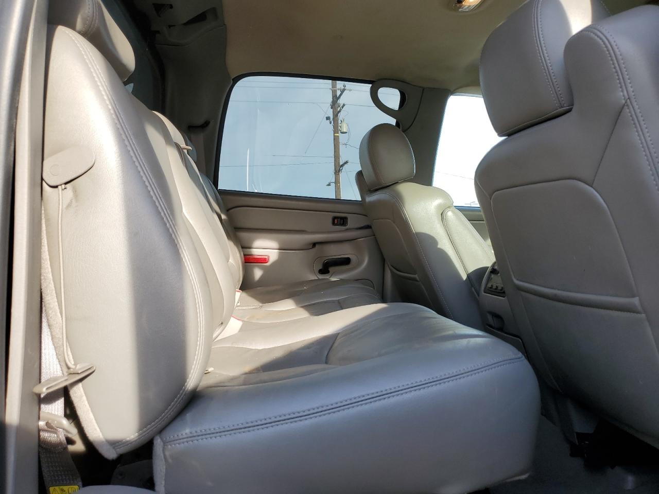 2005 Chevrolet Avalanche - Image 10