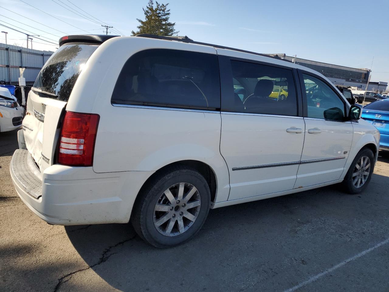 2009 Chrysler Town & Country - Image 3