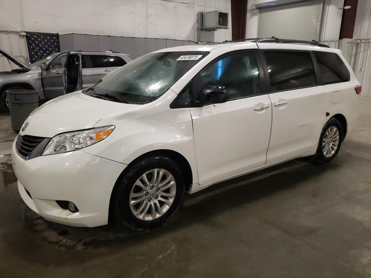 2015 Toyota Sienna - Image 1