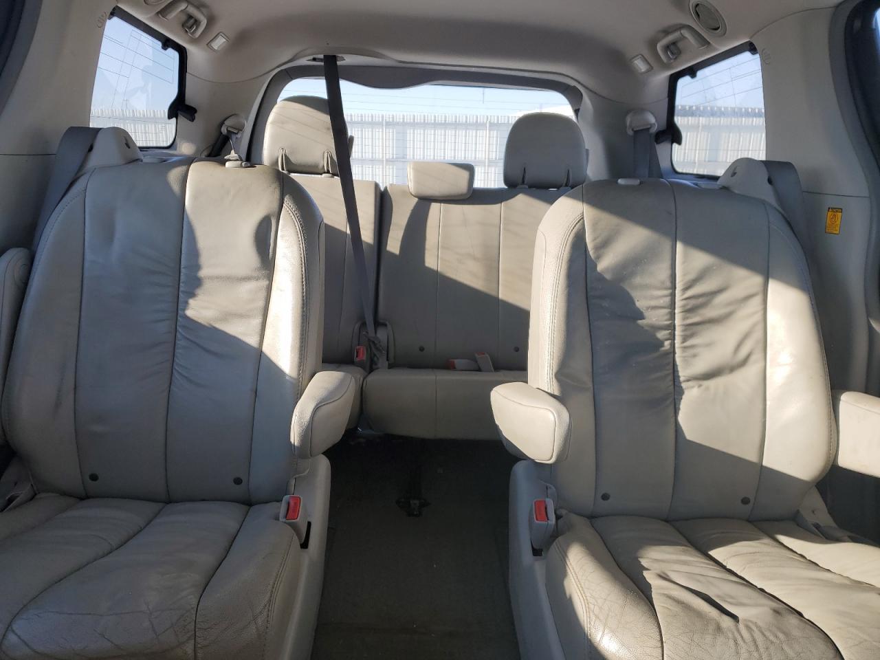 2011 Toyota Sienna - Image 10