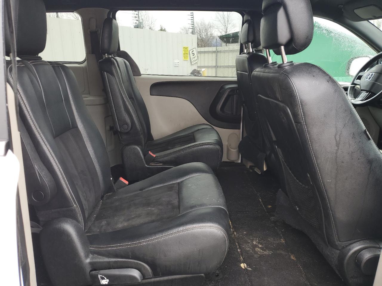 2017 Dodge Caravan - Image 11