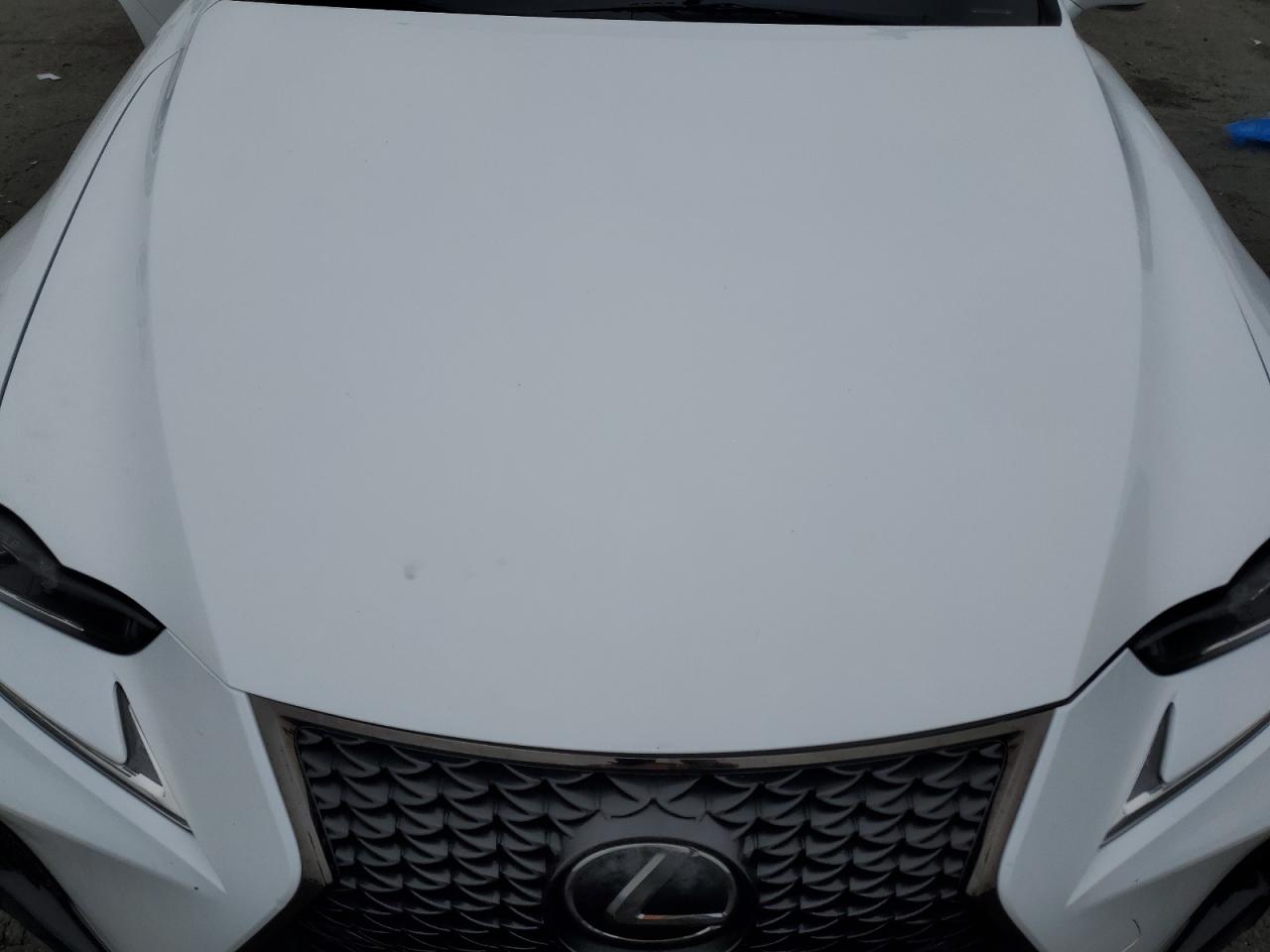 2017 Lexus IS - Image 11