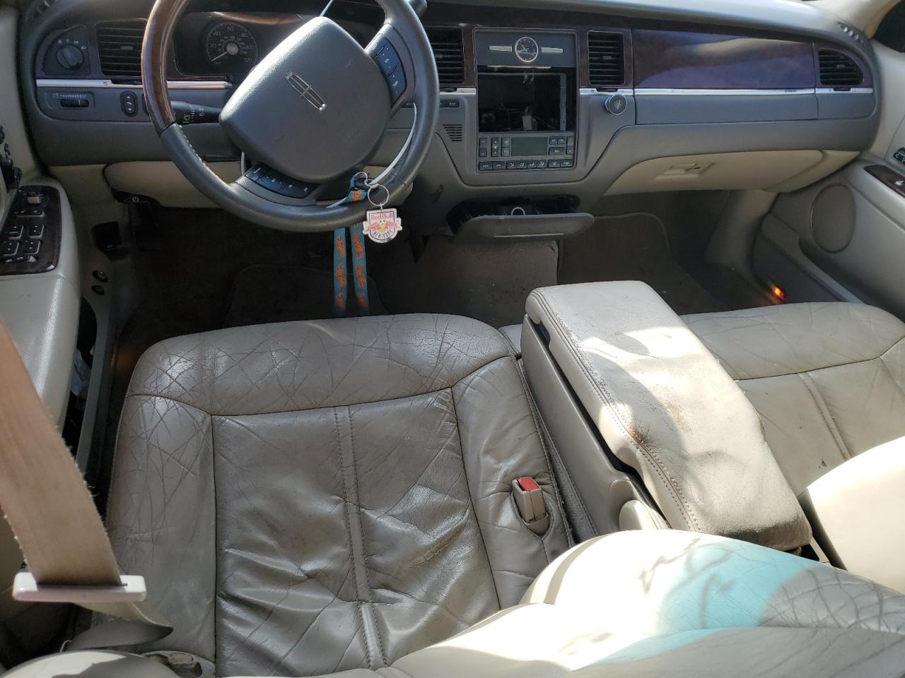2006 Lincoln Town Car - Image 8
