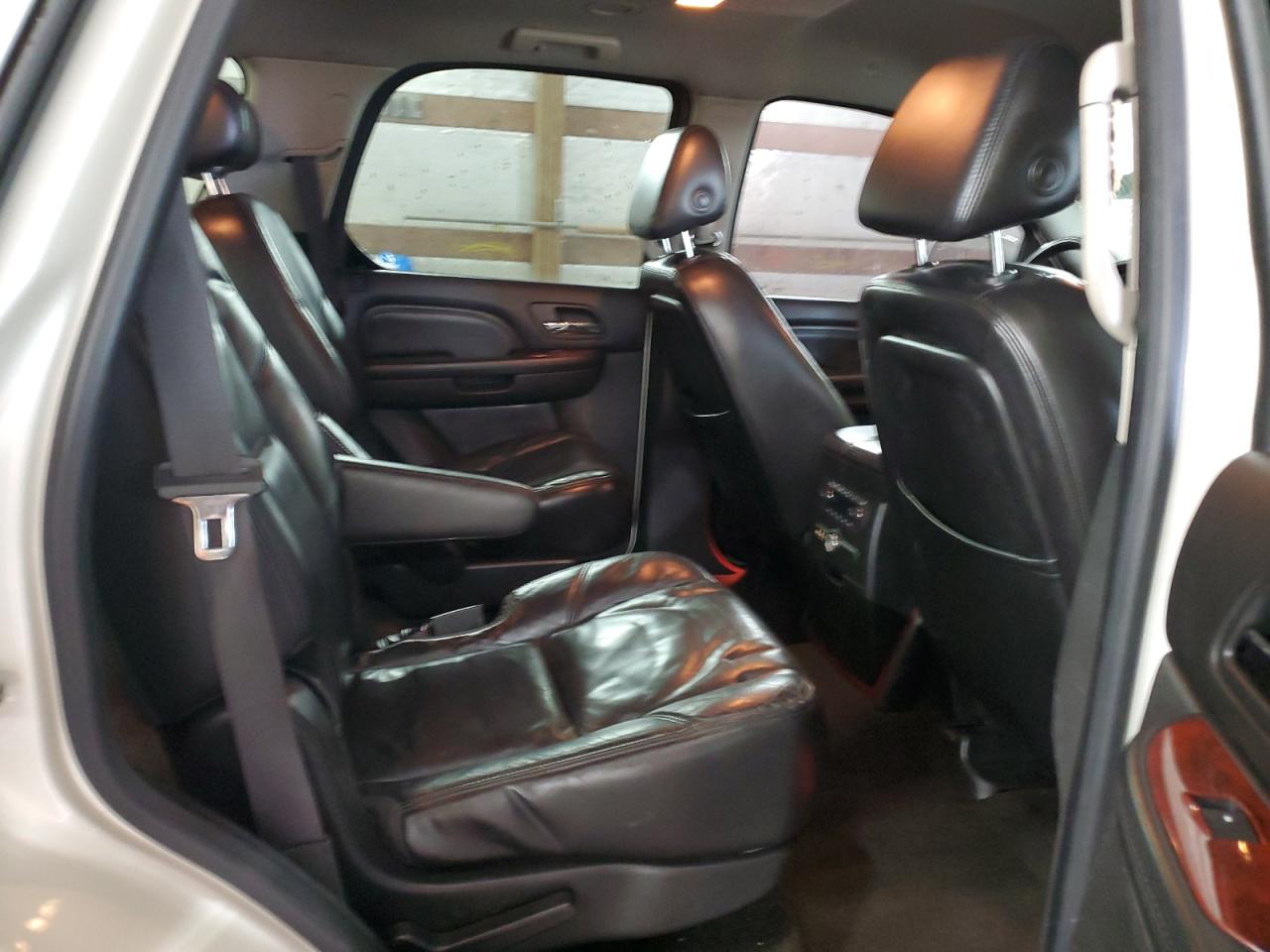 2008 Cadillac Escalade - Image 11