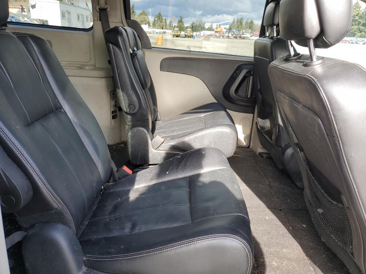 2014 Chrysler Town & Country - Image 11