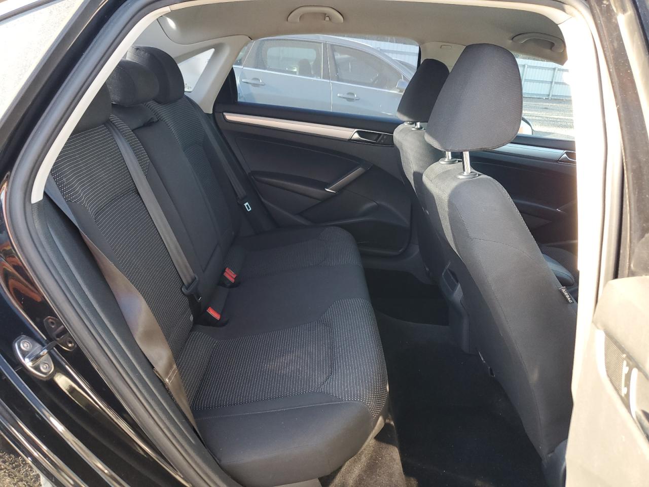 2017 Volkswagen Passat - Image 11