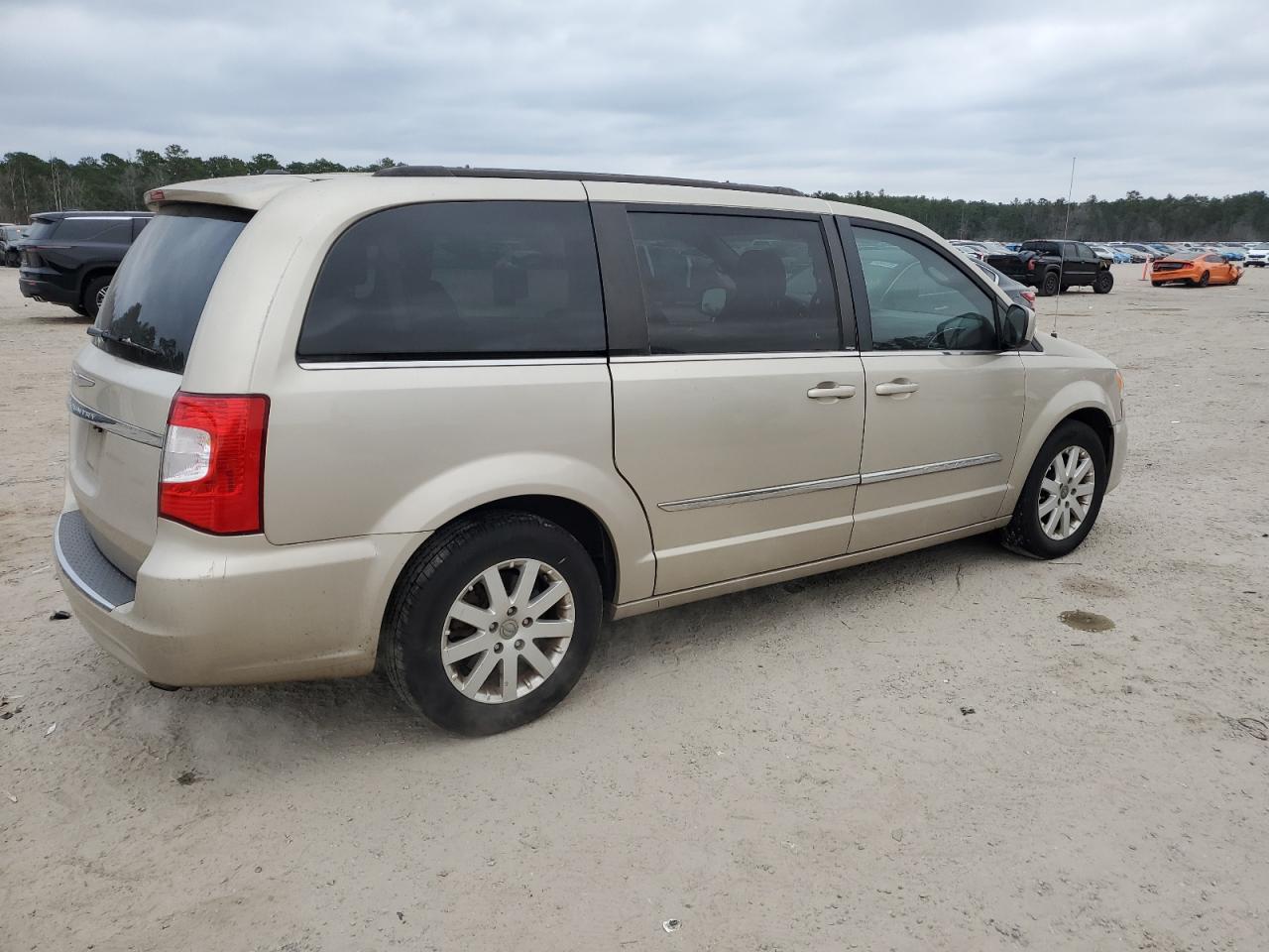 2016 Chrysler Town & Country - Image 3