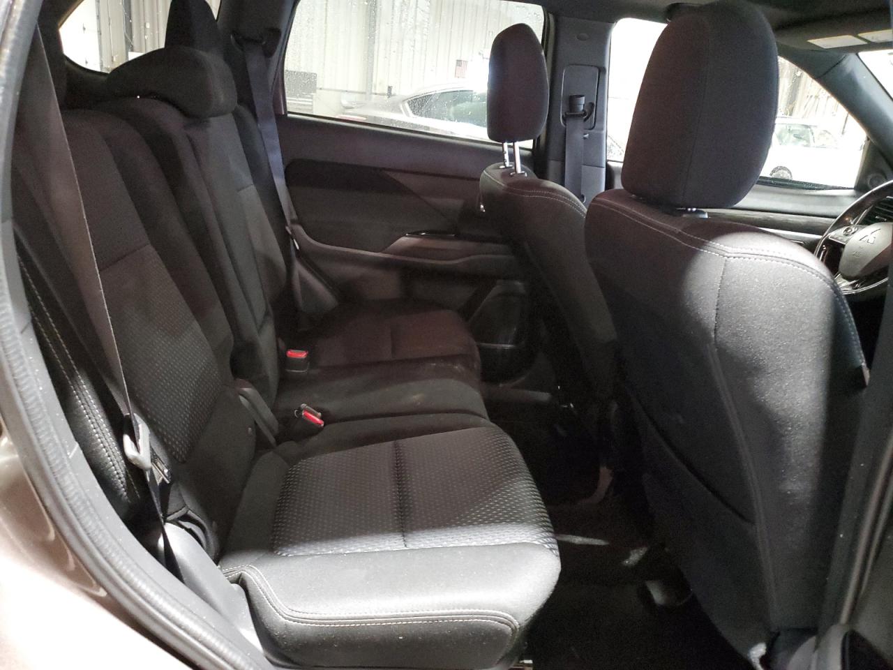 2018 Mitsubishi Outlander - Image 11