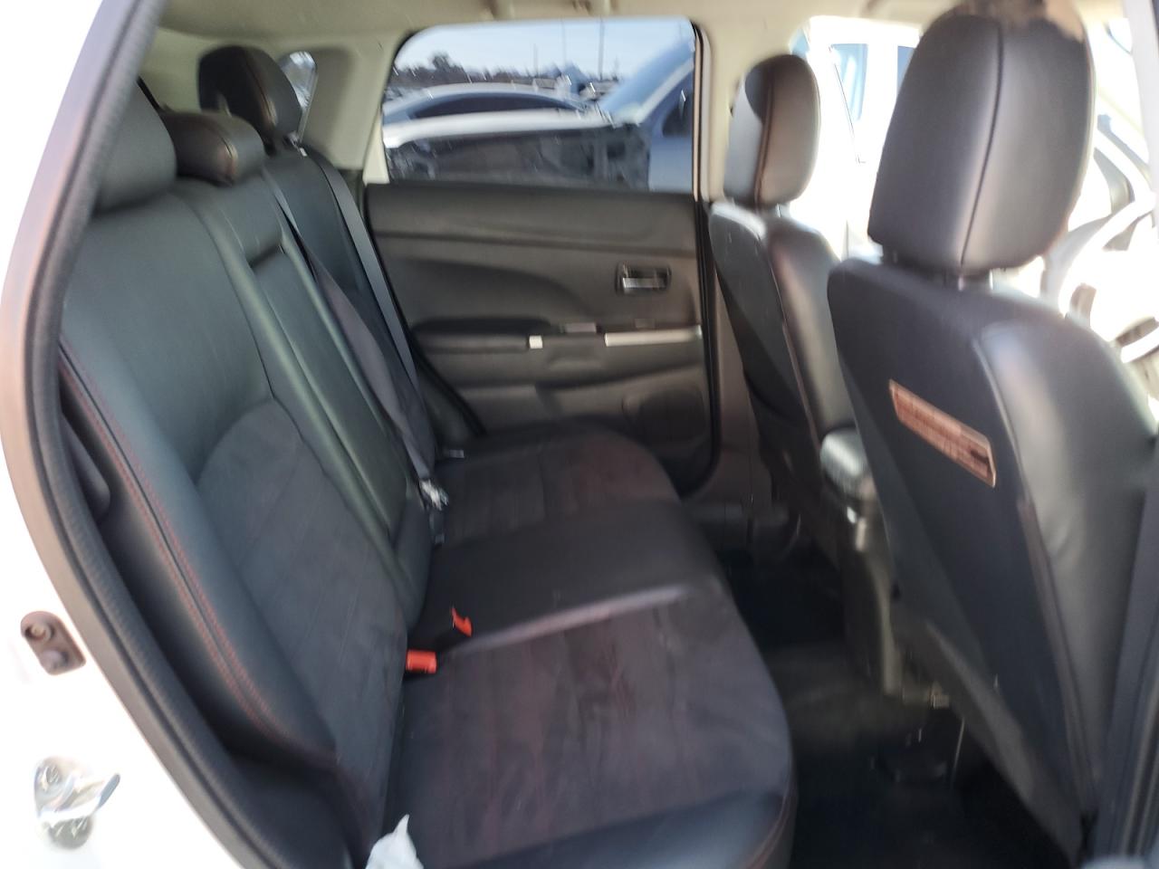 2018 Mitsubishi Outlander - Image 11