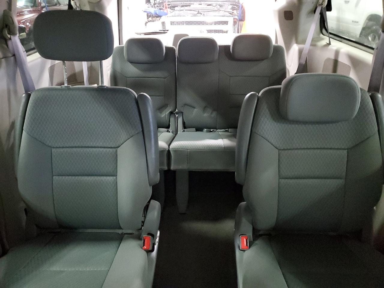 2010 Chrysler Town & Country - Image 10