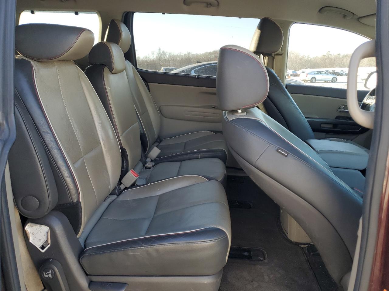 2017 Kia Sedona - Image 11