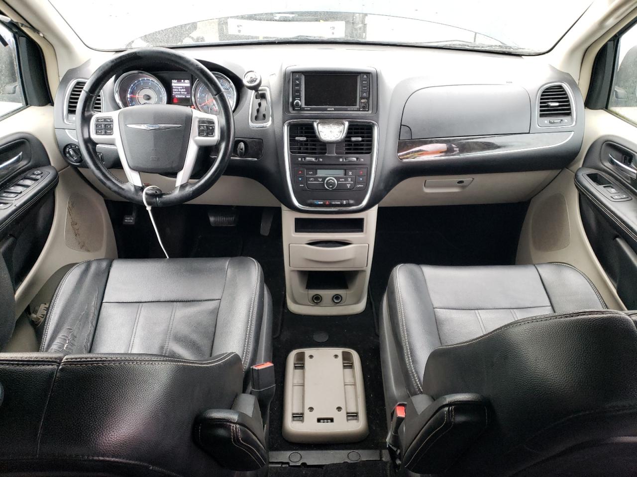 2014 Chrysler Town & Country - Image 8