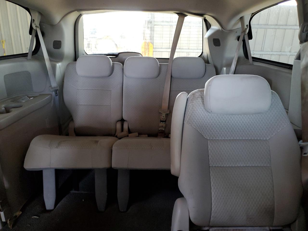 2010 Chrysler Town & Country - Image 10