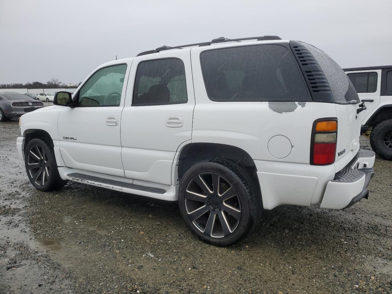 2004 GMC Yukon - Image 2