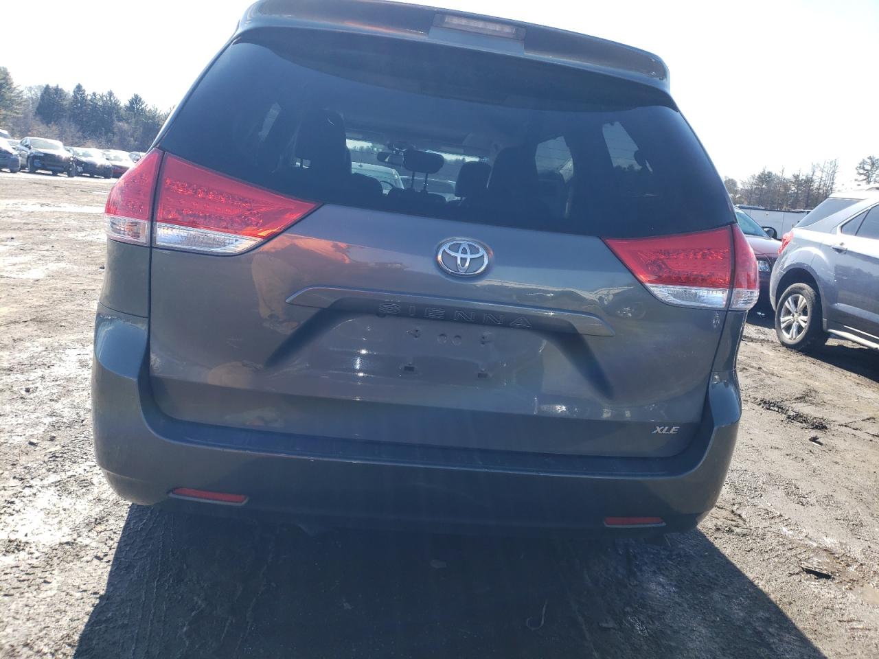 2012 Toyota Sienna - Image 6