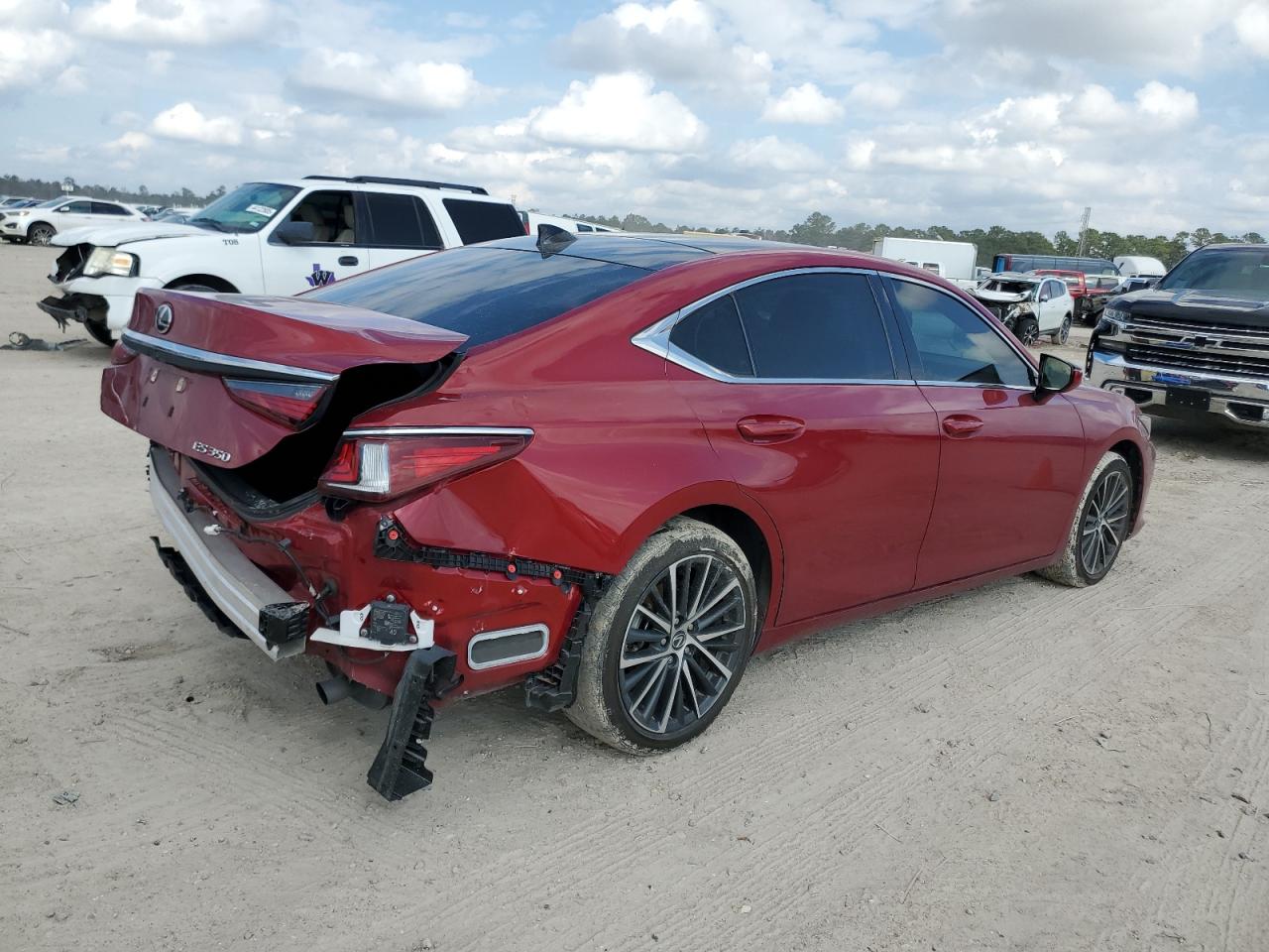 2023 Lexus ES - Image 3
