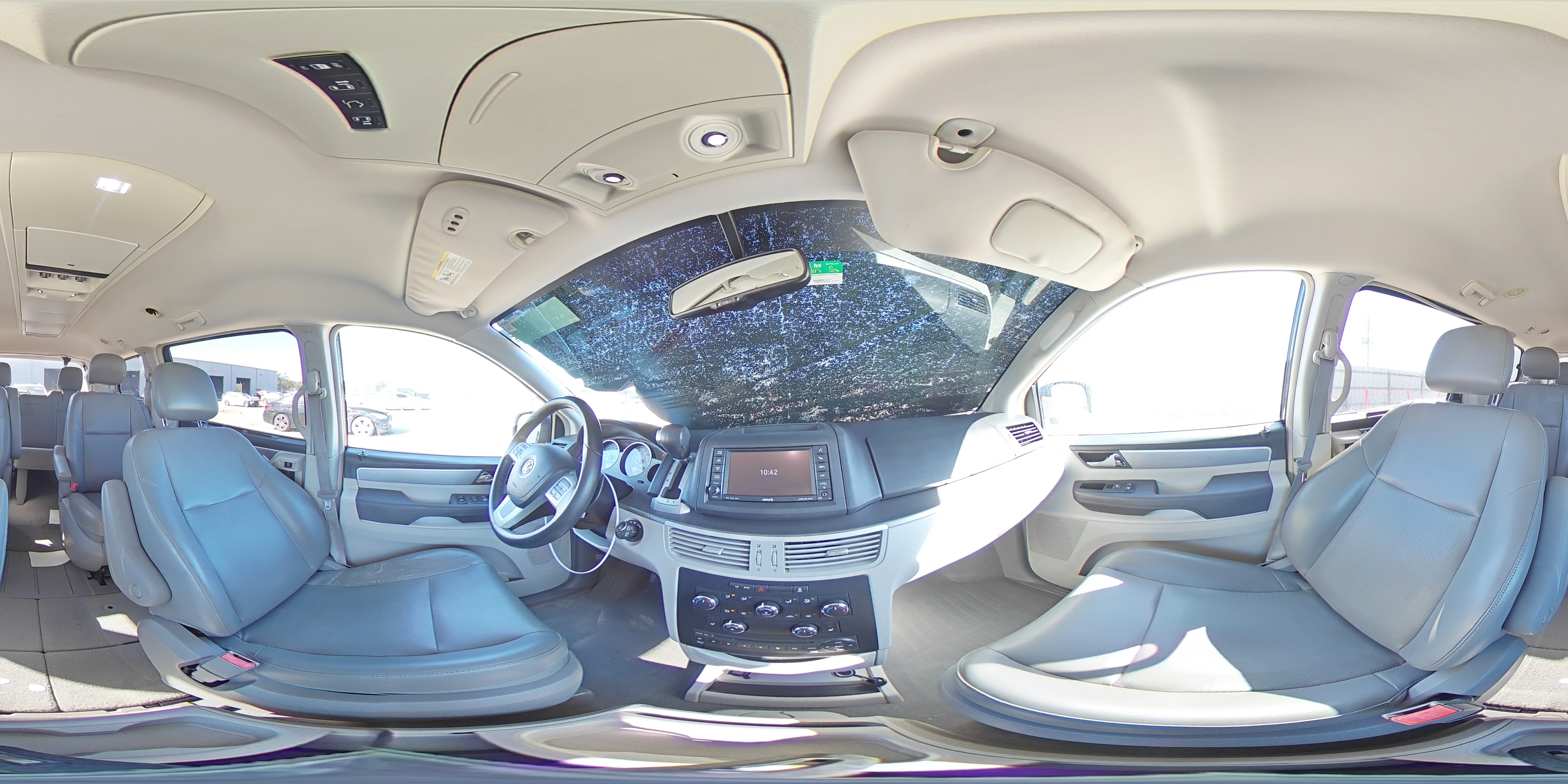2014 Volkswagen Routan - Image 14