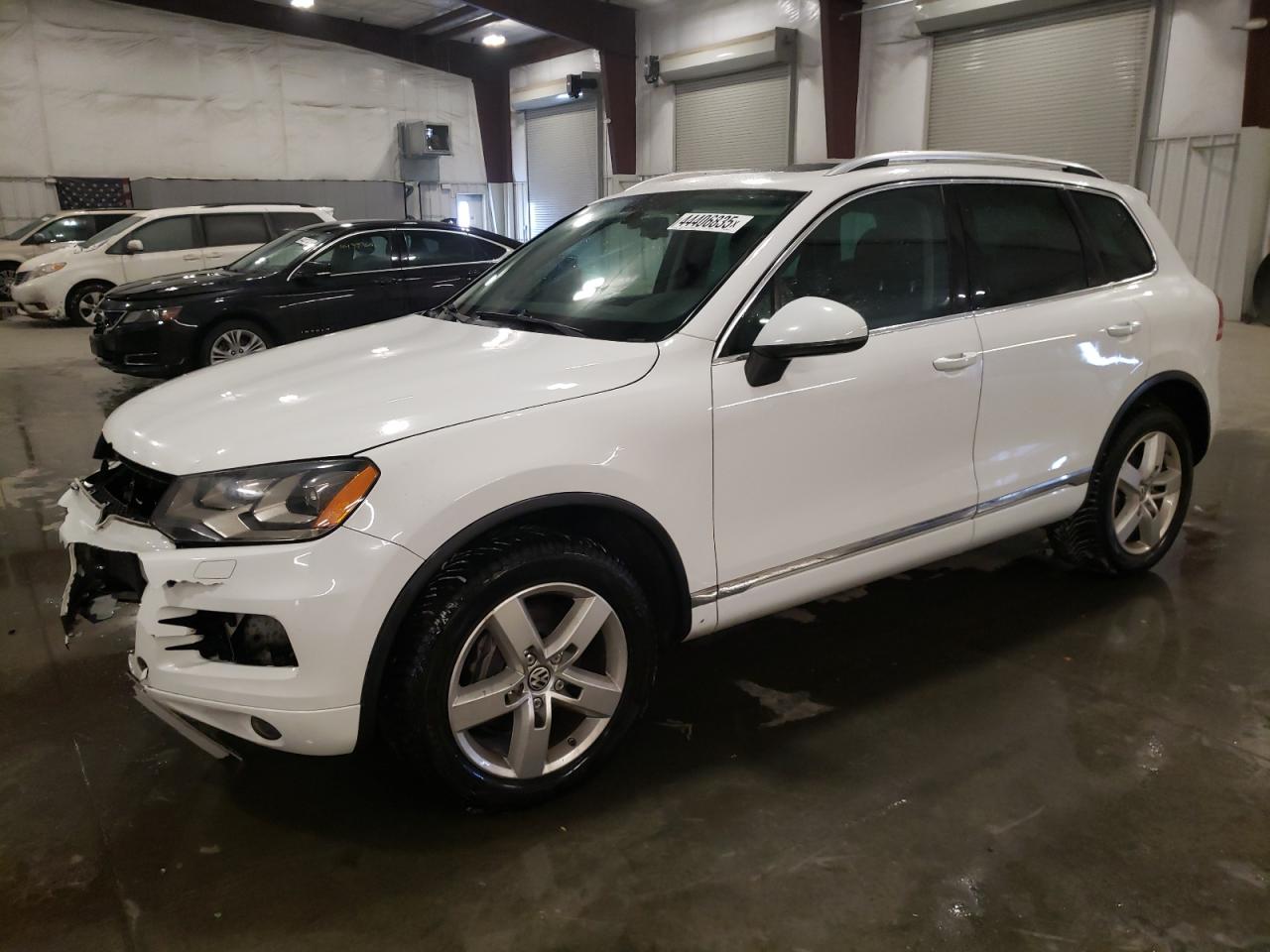 2014 Volkswagen Touareg - Image 1