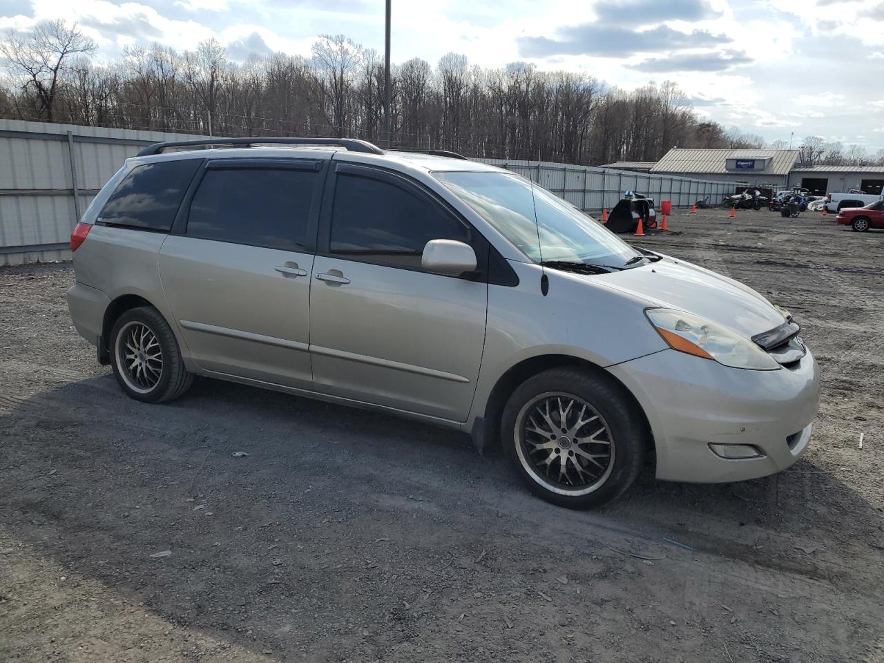 2010 Toyota Sienna - Image 4